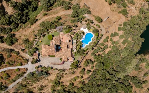 6-Bedroom Finca for Sale in Istán with Lake Views