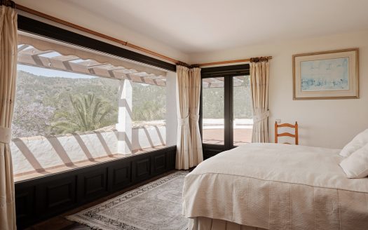 6-Bedroom Finca for Sale in Istán with Lake Views