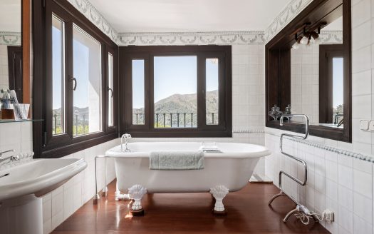 6-Bedroom Finca for Sale in Istán with Lake Views