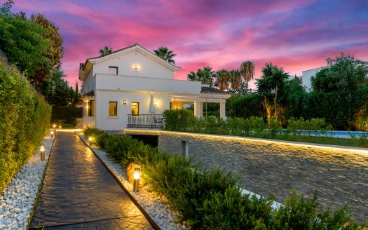 4-Bedroom Renovated Villa for Sale in Nueva Andalucía